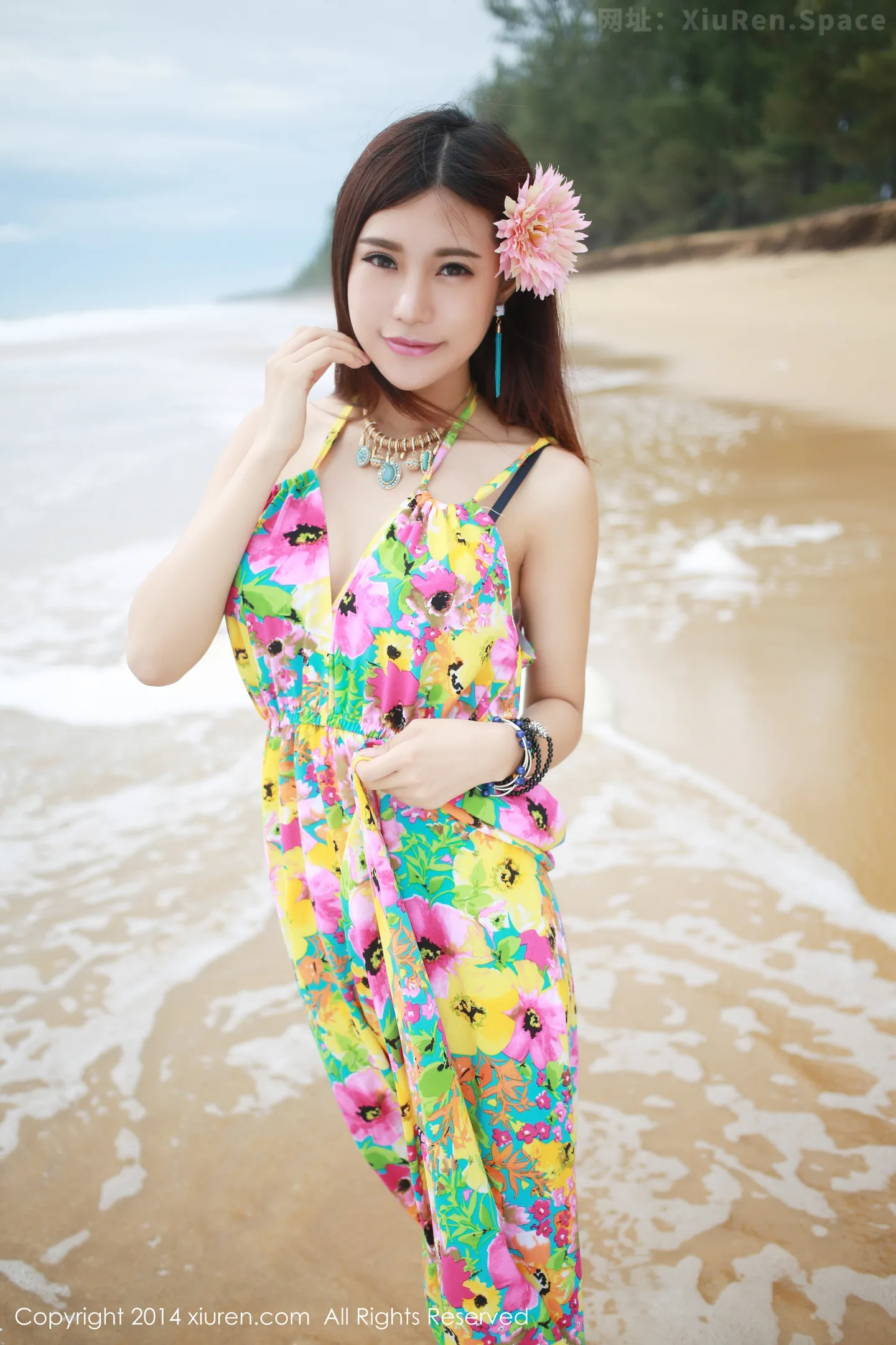 图片[2]-[XiuRen秀人网]VOL.200 花仙子美女绮里嘉ula花色连身裙海边撩人风情性感写真69P-秀人网官方网站